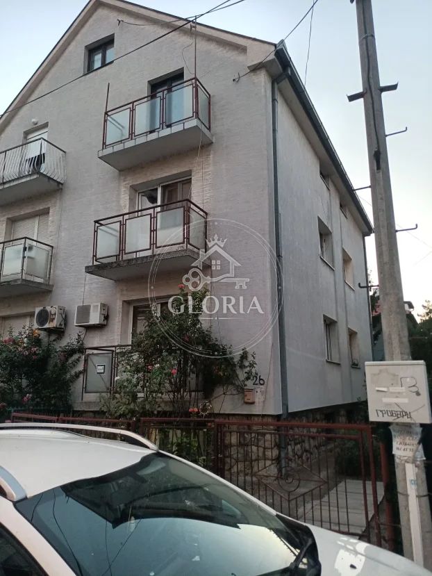 Дом, 250 м², Галеника, Земун